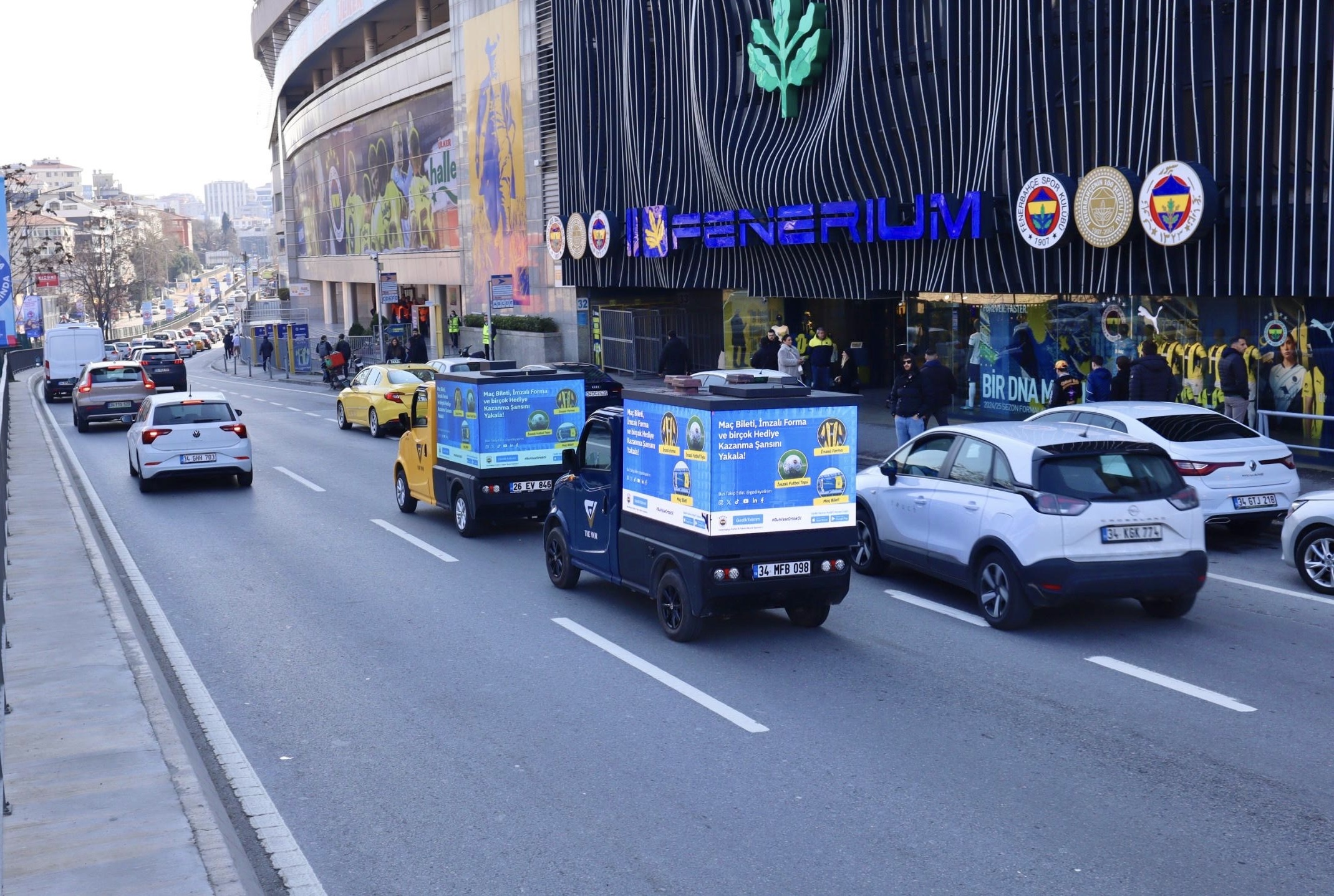 Fenerium önünden geçen reklam ekranlı iki VIOR aracı