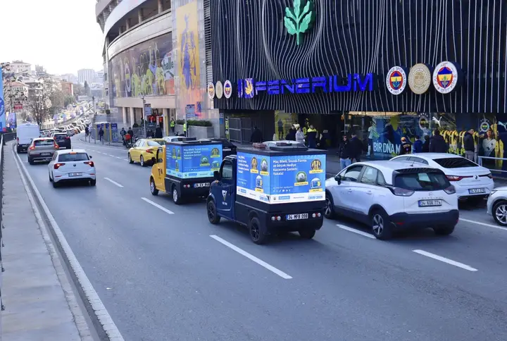 Fenerium önünde iki LED ekranlı mini araç