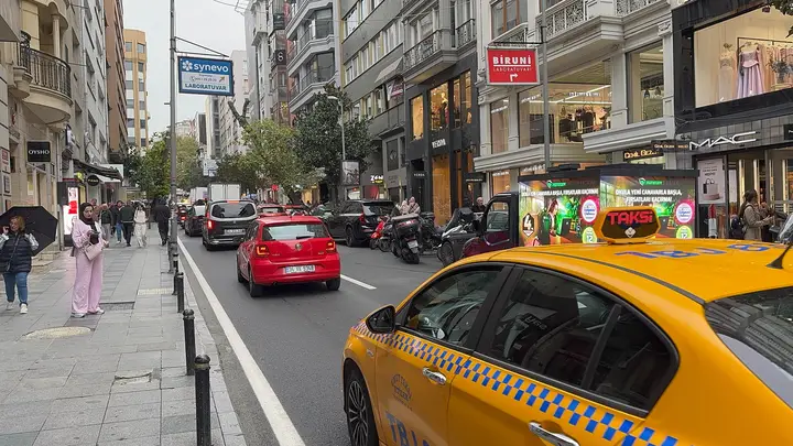 Nişantaşı trafiğinde taksinin önünde LED ekranlı araç